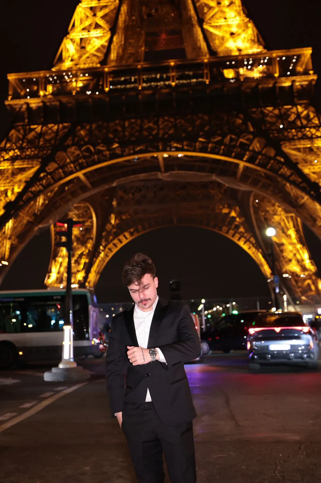 Gui Ricco em Paris, em frente à Torre Eiffel