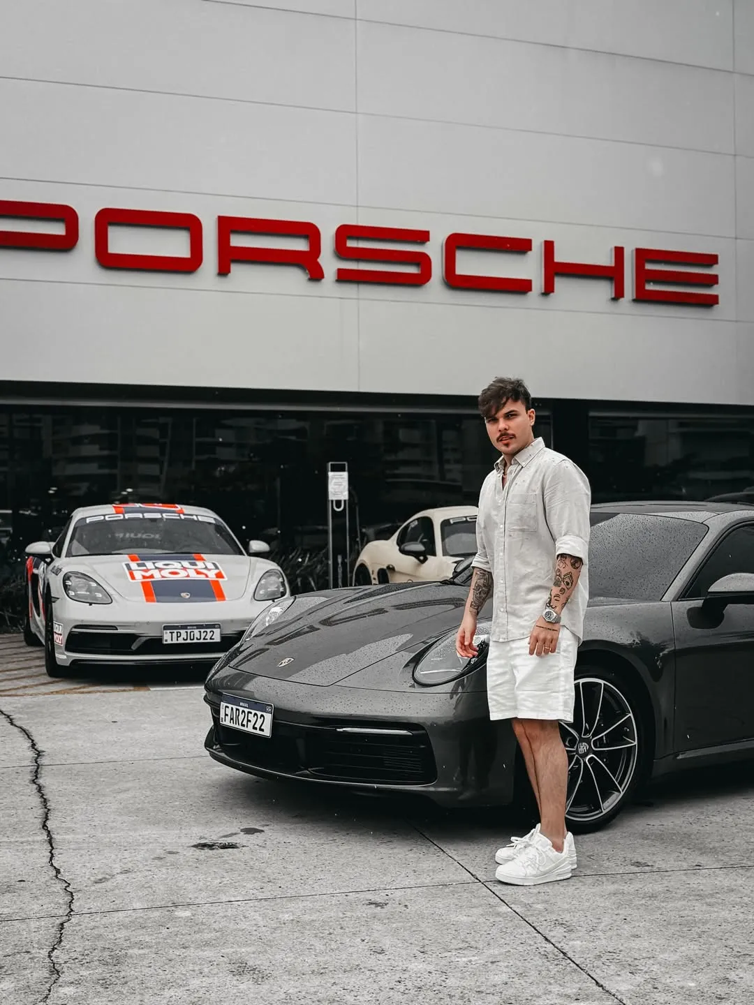 Gui Ricco em frente à concessionária Porsche